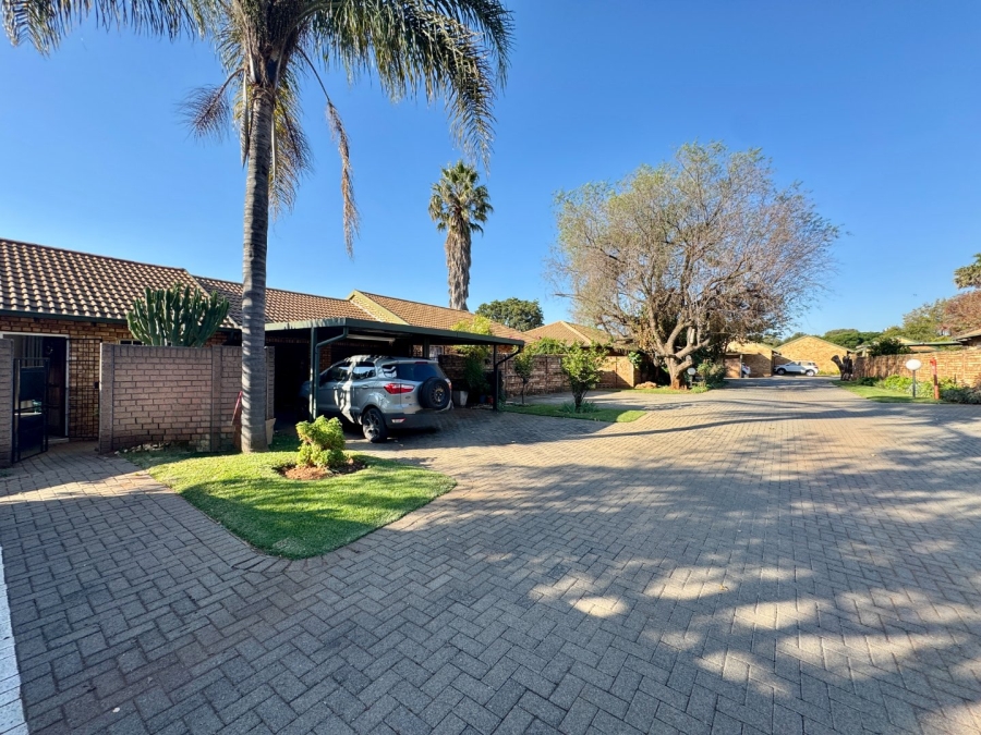 2 Bedroom Property for Sale in Pierre Van Ryneveld Gauteng