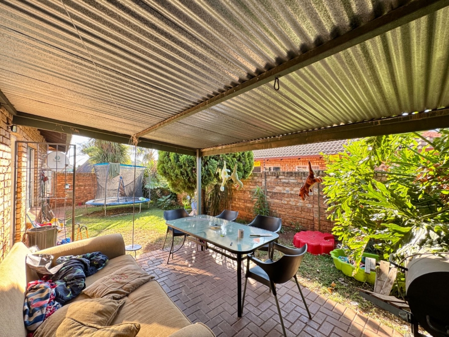 2 Bedroom Property for Sale in Pierre Van Ryneveld Gauteng