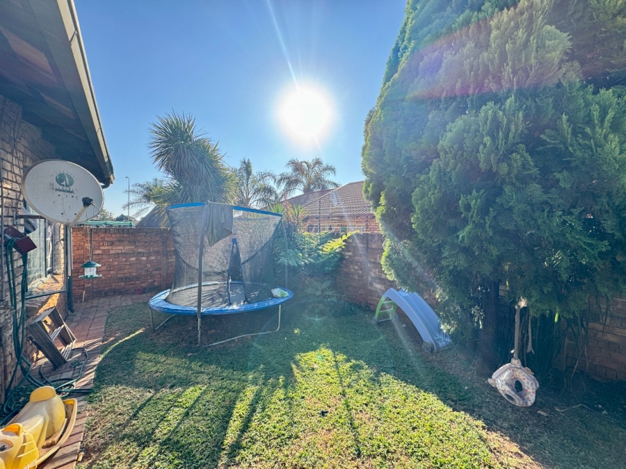 2 Bedroom Property for Sale in Pierre Van Ryneveld Gauteng