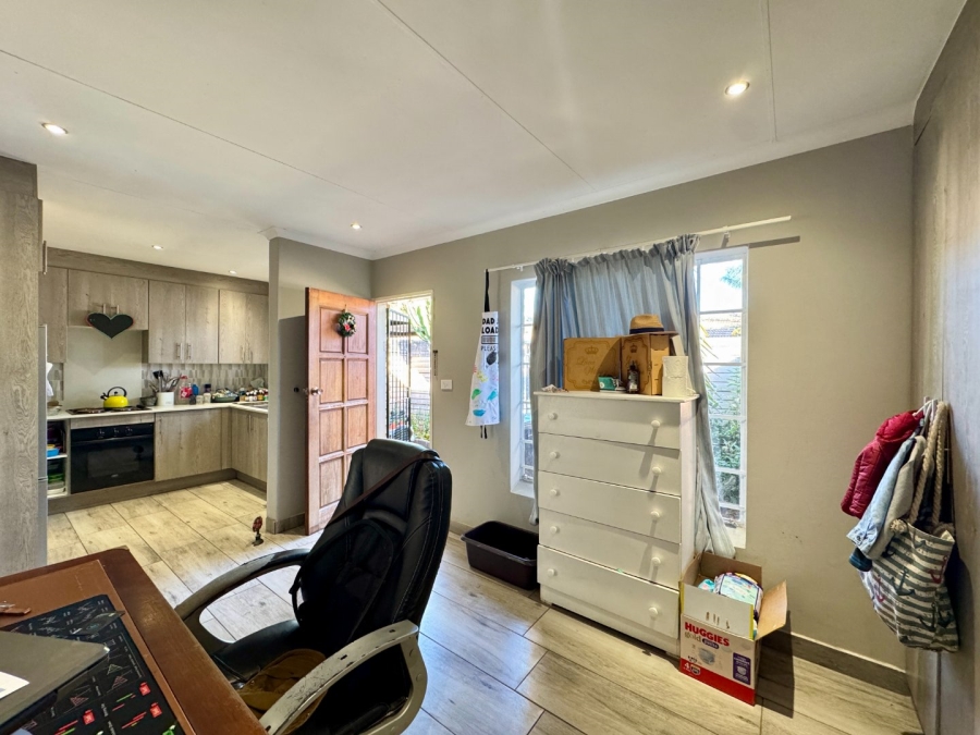 2 Bedroom Property for Sale in Pierre Van Ryneveld Gauteng