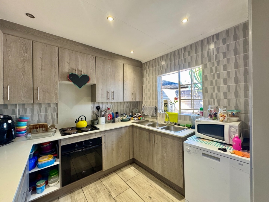 2 Bedroom Property for Sale in Pierre Van Ryneveld Gauteng