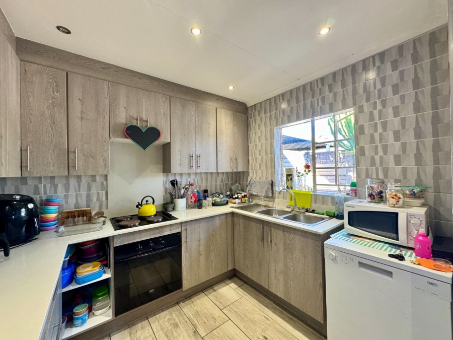 2 Bedroom Property for Sale in Pierre Van Ryneveld Gauteng