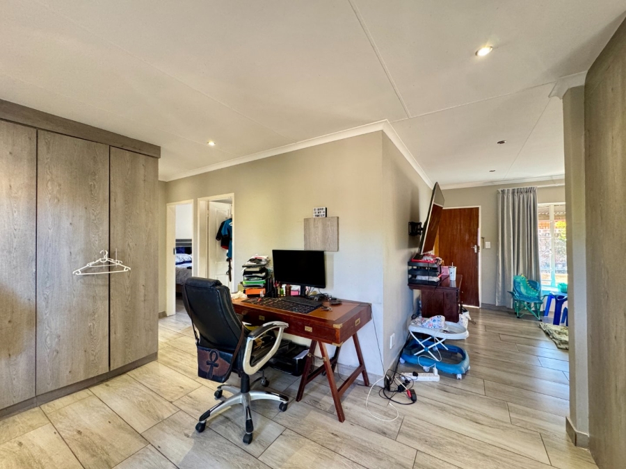 2 Bedroom Property for Sale in Pierre Van Ryneveld Gauteng