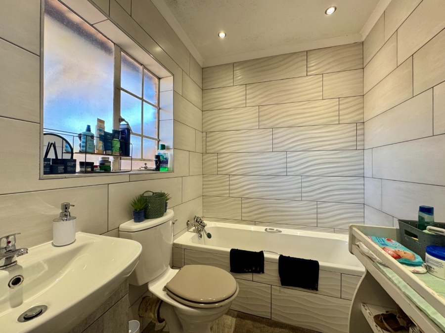 2 Bedroom Property for Sale in Pierre Van Ryneveld Gauteng