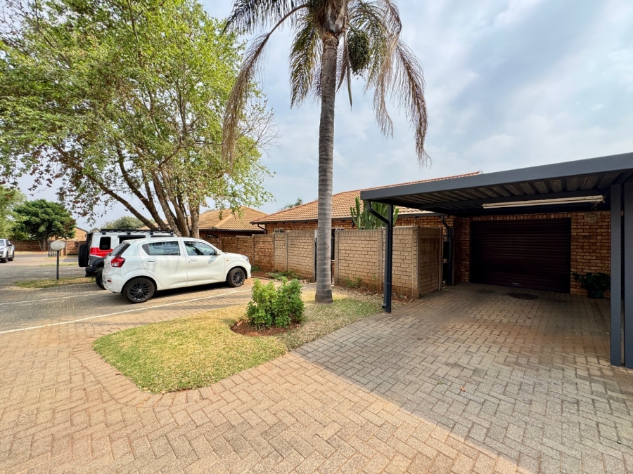 2 Bedroom Property for Sale in Pierre Van Ryneveld Gauteng