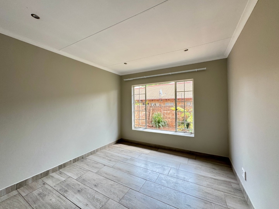 2 Bedroom Property for Sale in Pierre Van Ryneveld Gauteng