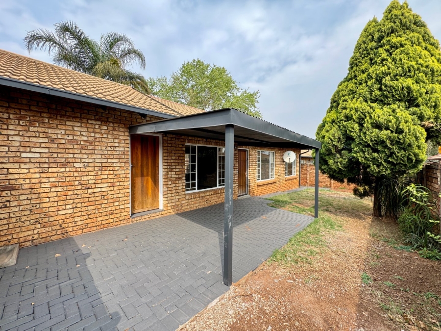 2 Bedroom Property for Sale in Pierre Van Ryneveld Gauteng