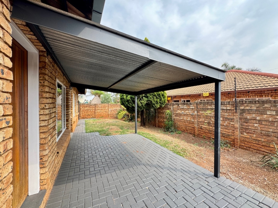 2 Bedroom Property for Sale in Pierre Van Ryneveld Gauteng