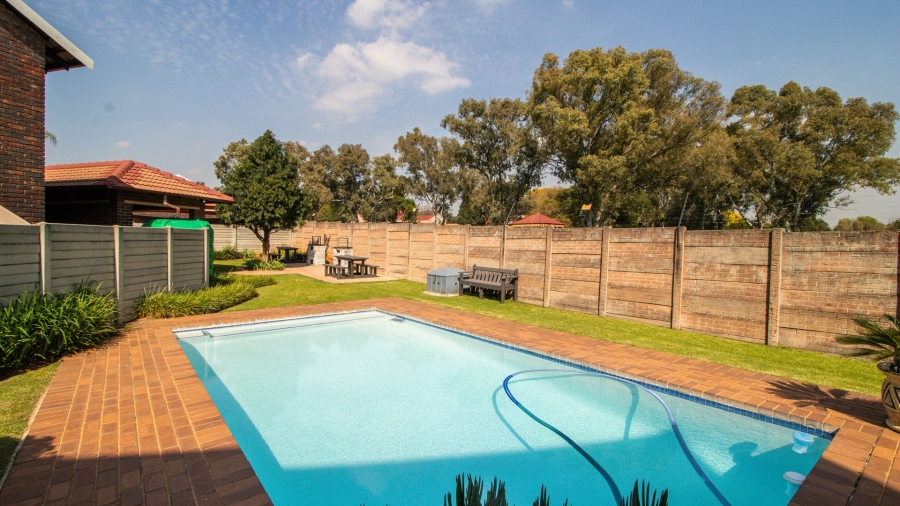 2 Bedroom Property for Sale in Glen Marais Gauteng