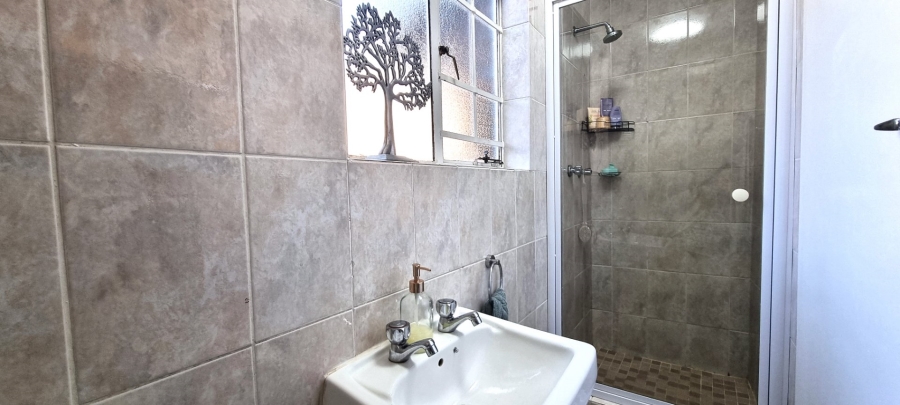 2 Bedroom Property for Sale in Glen Marais Gauteng