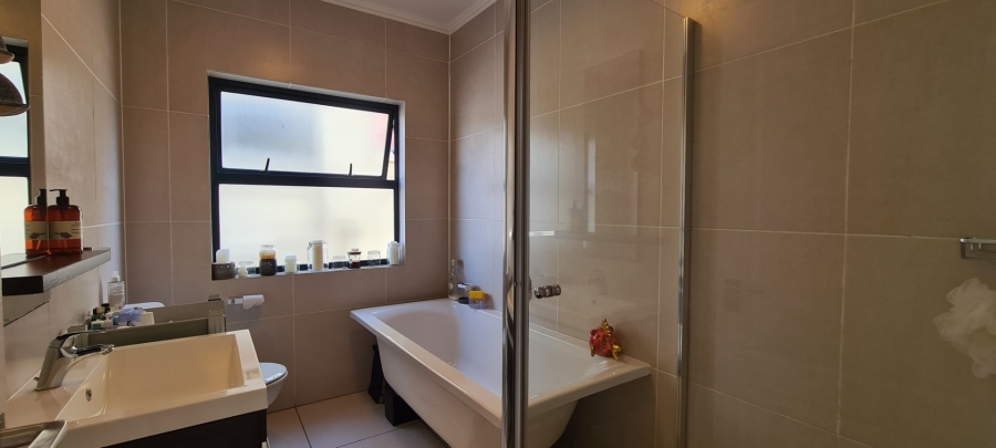 To Let 2 Bedroom Property for Rent in Fourways Gauteng