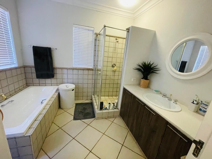 4 Bedroom Property for Sale in Woodhill Estate Gauteng