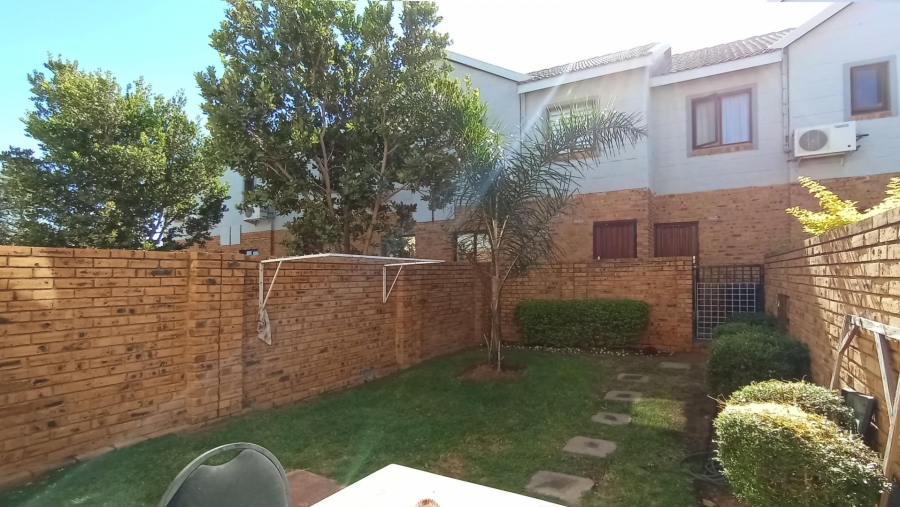 2 Bedroom Property for Sale in Blue Hills AH Gauteng