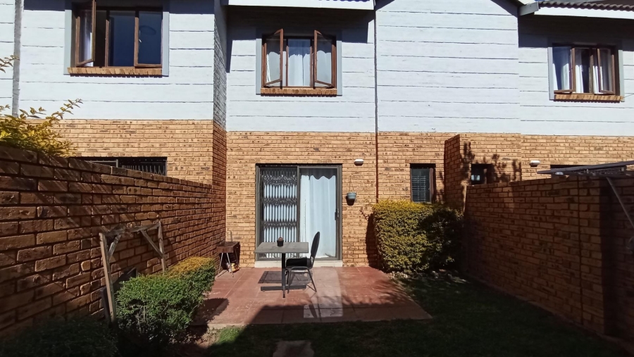 2 Bedroom Property for Sale in Blue Hills AH Gauteng