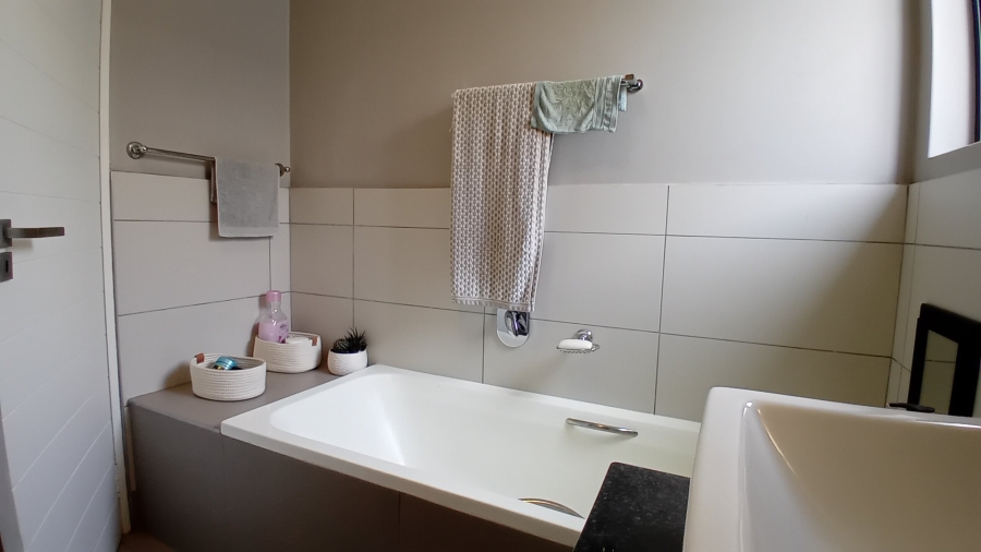 2 Bedroom Property for Sale in Chartwell Gauteng