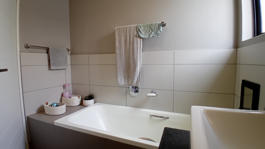 2 Bedroom Property for Sale in Chartwell Gauteng