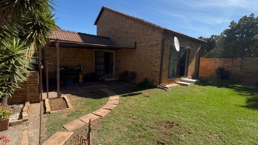 2 Bedroom Property for Sale in Rooihuiskraal North Gauteng