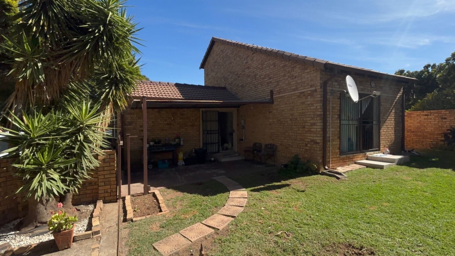 2 Bedroom Property for Sale in Rooihuiskraal North Gauteng