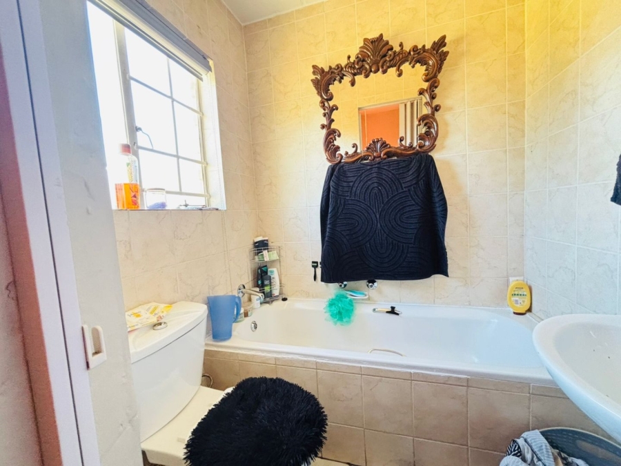 2 Bedroom Property for Sale in Rooihuiskraal North Gauteng