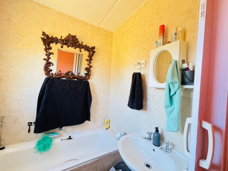 2 Bedroom Property for Sale in Rooihuiskraal North Gauteng