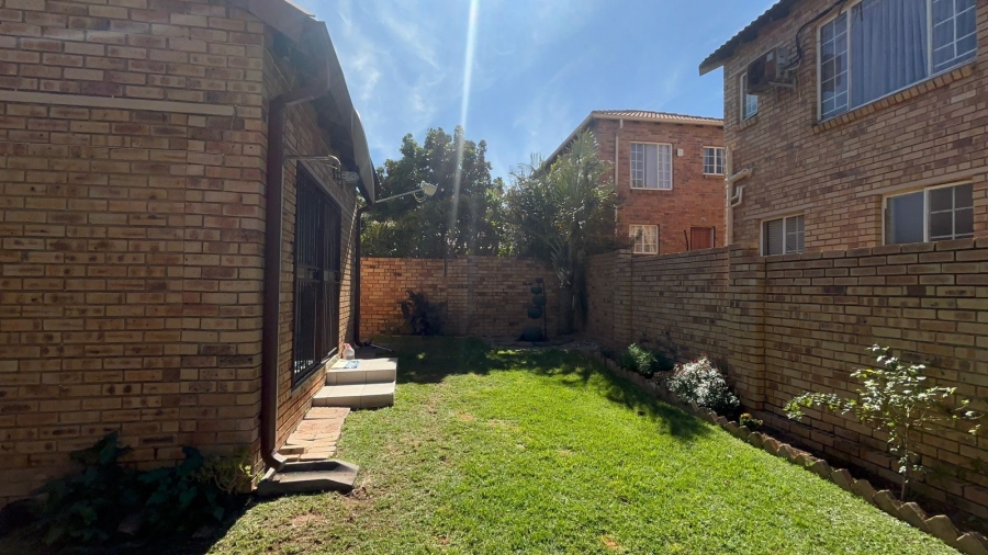 2 Bedroom Property for Sale in Rooihuiskraal North Gauteng