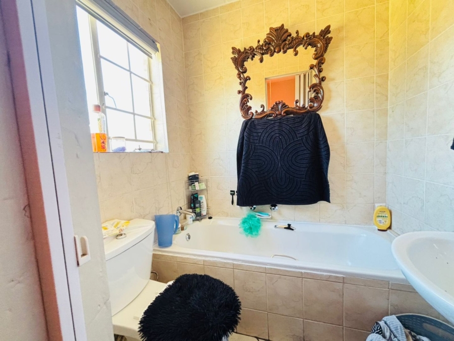 2 Bedroom Property for Sale in Rooihuiskraal North Gauteng