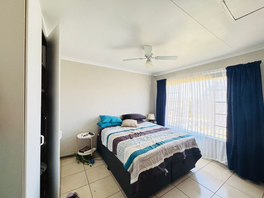 2 Bedroom Property for Sale in Rooihuiskraal North Gauteng