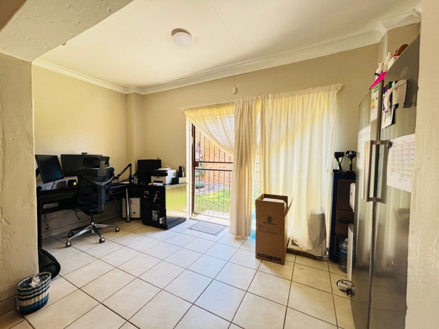 2 Bedroom Property for Sale in Rooihuiskraal North Gauteng