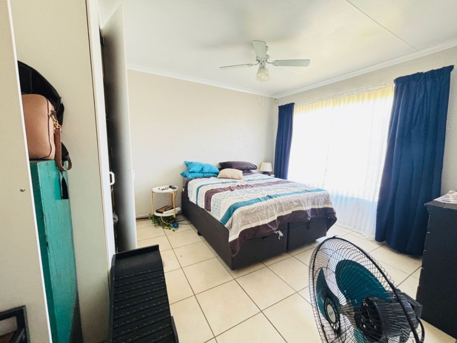 2 Bedroom Property for Sale in Rooihuiskraal North Gauteng