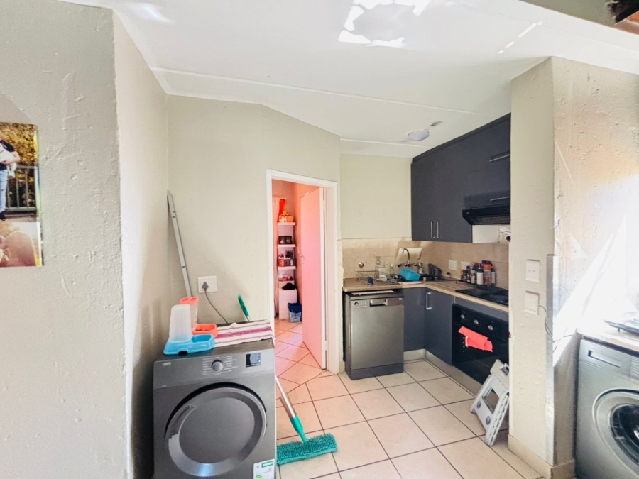 2 Bedroom Property for Sale in Rooihuiskraal North Gauteng