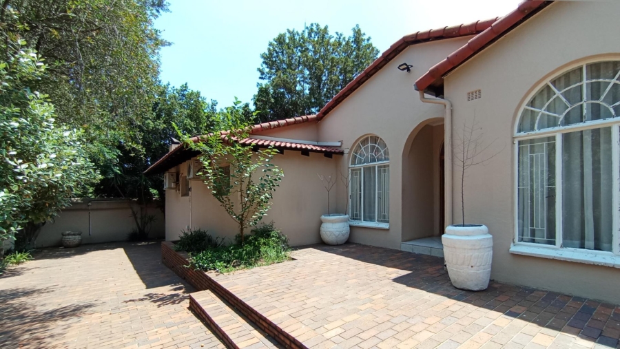 5 Bedroom Property for Sale in Gallo Manor Gauteng