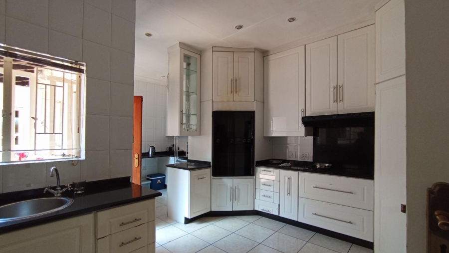 5 Bedroom Property for Sale in Gallo Manor Gauteng