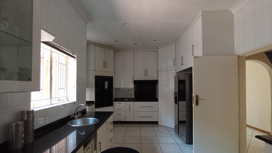5 Bedroom Property for Sale in Gallo Manor Gauteng