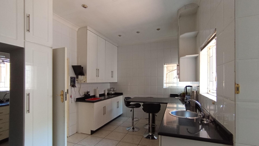 5 Bedroom Property for Sale in Gallo Manor Gauteng
