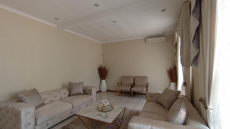 5 Bedroom Property for Sale in Gallo Manor Gauteng