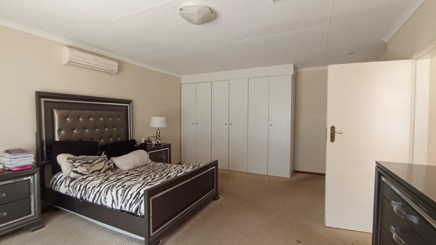 5 Bedroom Property for Sale in Gallo Manor Gauteng