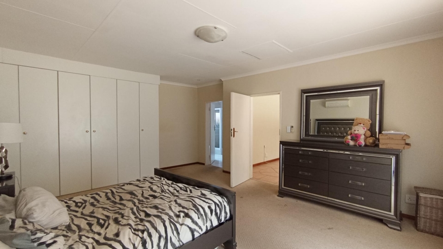 5 Bedroom Property for Sale in Gallo Manor Gauteng
