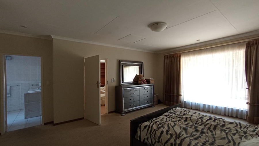 5 Bedroom Property for Sale in Gallo Manor Gauteng