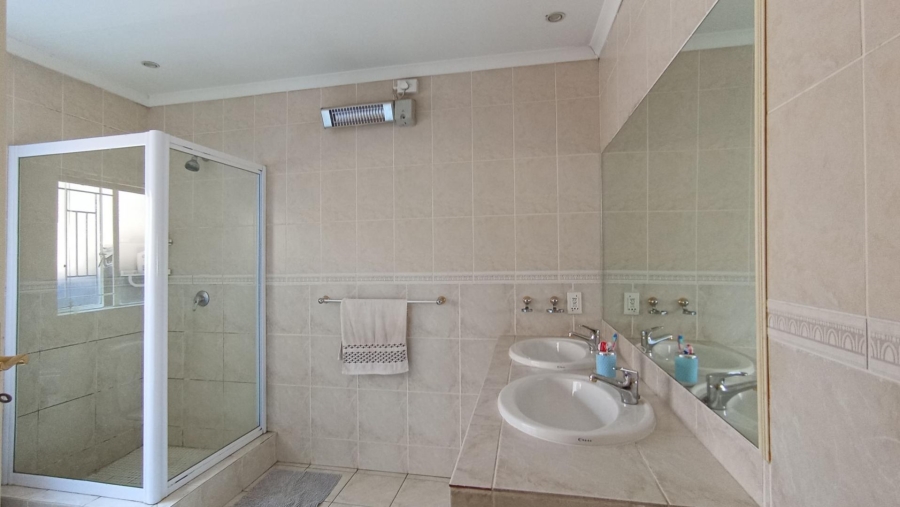 5 Bedroom Property for Sale in Gallo Manor Gauteng