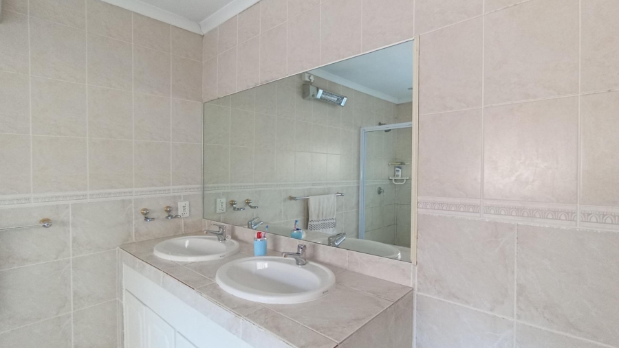 5 Bedroom Property for Sale in Gallo Manor Gauteng