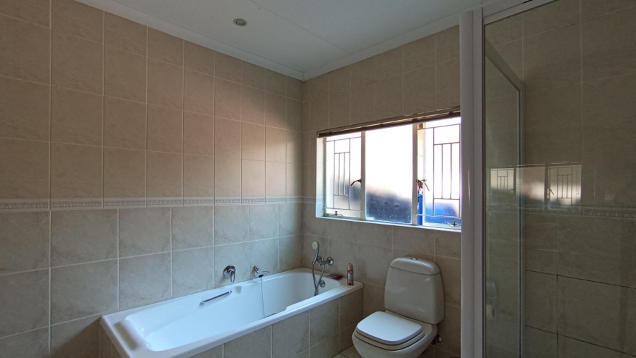 5 Bedroom Property for Sale in Gallo Manor Gauteng