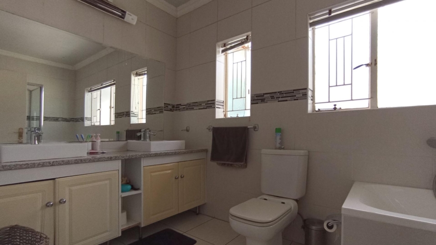 5 Bedroom Property for Sale in Gallo Manor Gauteng