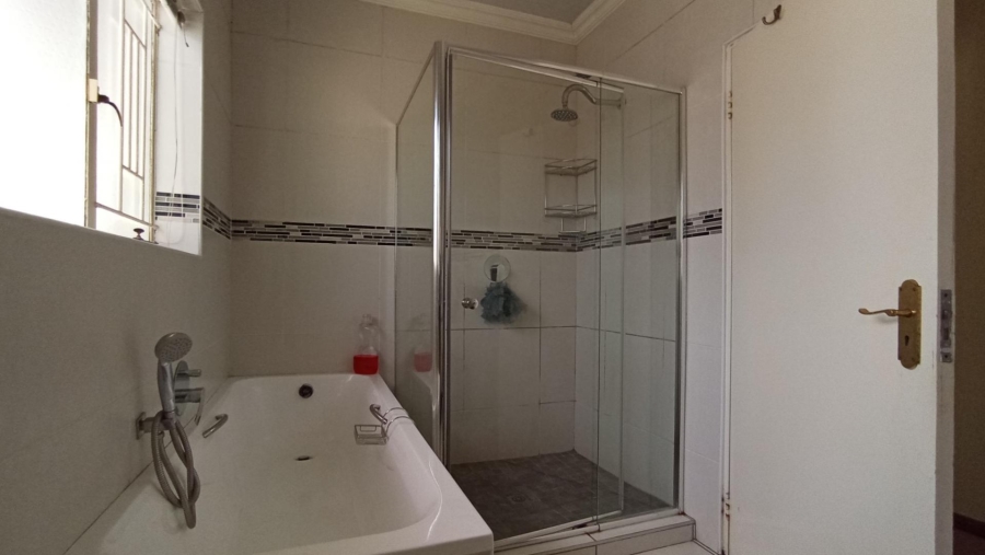 5 Bedroom Property for Sale in Gallo Manor Gauteng