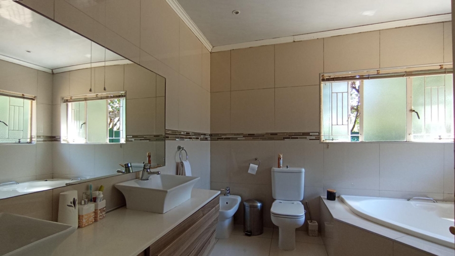 5 Bedroom Property for Sale in Gallo Manor Gauteng