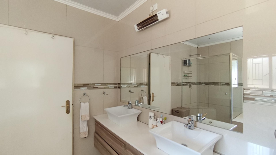 5 Bedroom Property for Sale in Gallo Manor Gauteng