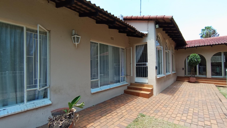 5 Bedroom Property for Sale in Gallo Manor Gauteng