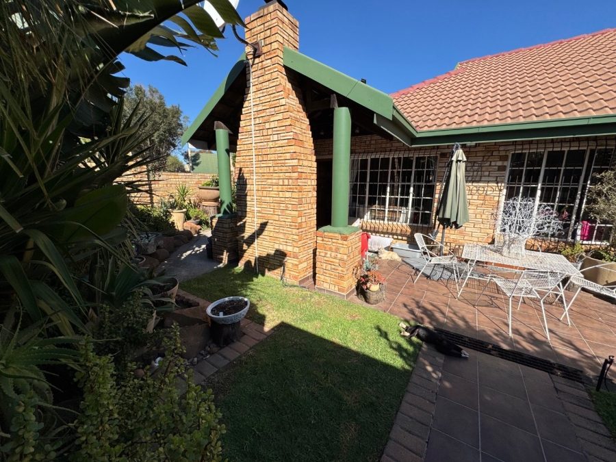 3 Bedroom Property for Sale in Glen Marais Gauteng