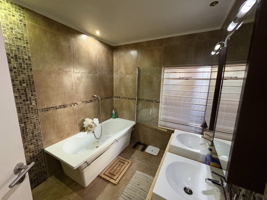 3 Bedroom Property for Sale in Faerie Glen Gauteng