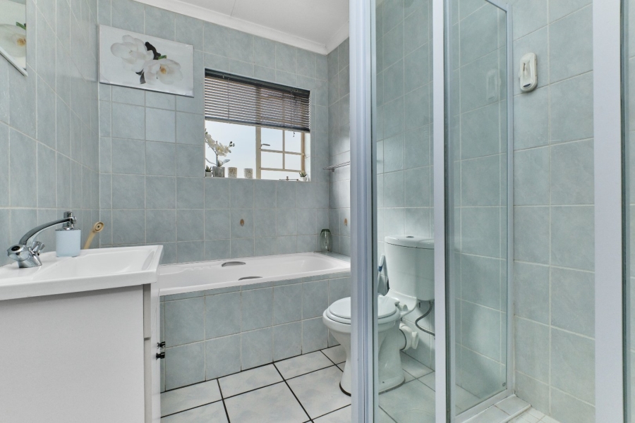 2 Bedroom Property for Sale in Sonneglans Gauteng