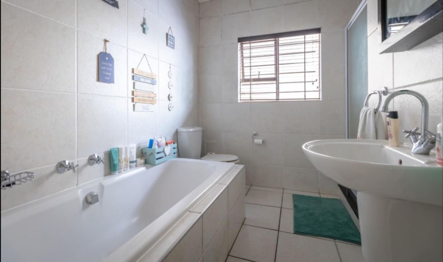 2 Bedroom Property for Sale in Sunninghill Gauteng